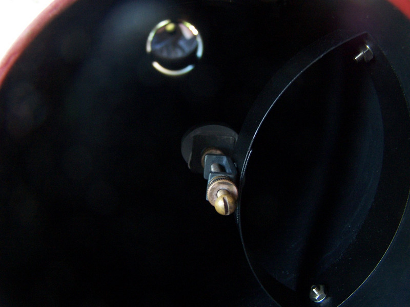 curved-vane secondary mirror holder